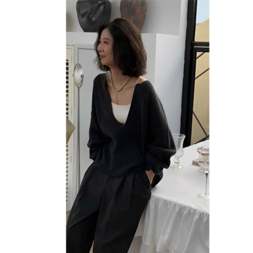 法式復古高級感灰色深v領浣熊絨毛衣女秋冬慵嬾風曡穿針織衫上衣