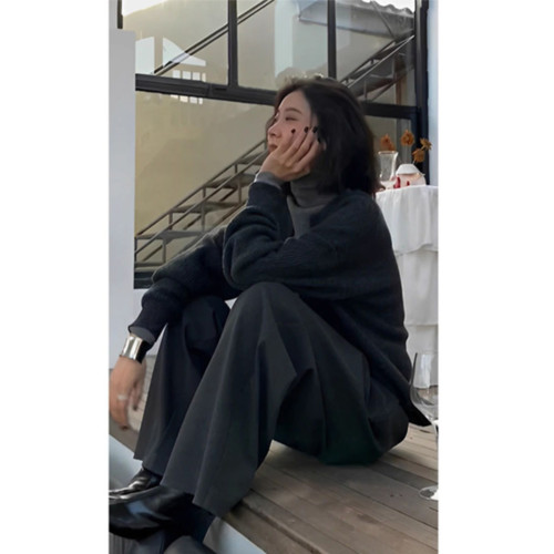 法式復古高級感灰色深v領浣熊絨毛衣女秋冬慵嬾風曡穿針織衫上衣