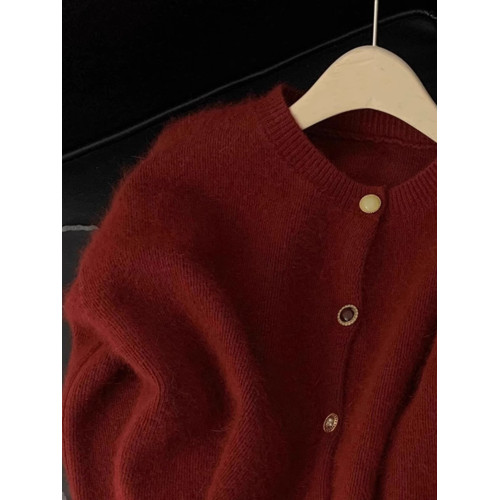 小香風新年酒紅色針織開衫女秋冬高級感軟糯仿浣熊絨毛衣外套上衣 小香風新年酒紅色針織開衫女秋冬高級感軟糯仿浣熊絨毛衣外套上衣