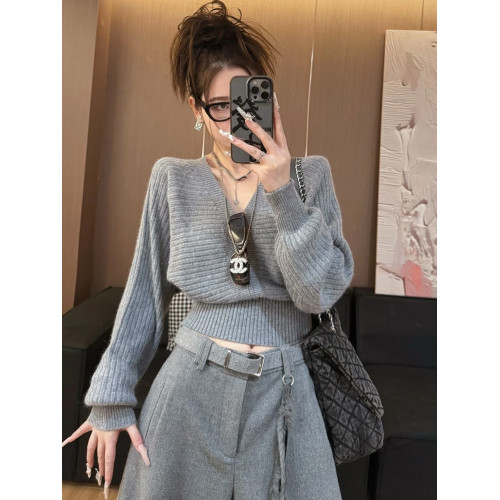 時尚獨特蝙蝠袖V領毛衣女秋冬慵懶寬松顯瘦內搭外穿短款針織上衣