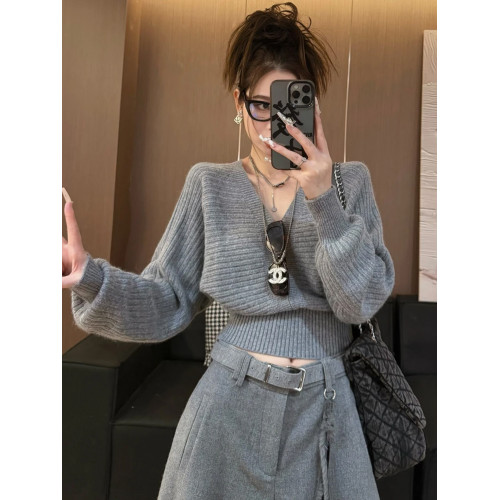 時尚獨特蝙蝠袖V領毛衣女秋冬慵懶寬松顯瘦內搭外穿短款針織上衣