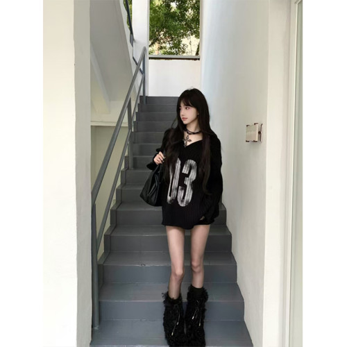 美式辣妹V領露肩毛衣女秋冬寬松慵懶風松弛感套頭長袖針織衫上衣 美式辣妹V領露肩毛衣女秋冬寬松慵懶風松弛感套頭長袖針織衫上衣