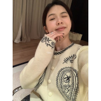 簡約復古圓領單排釦針織開衫女超好看短款時尚百搭長袖綉花毛衣女