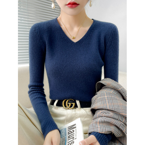 2025秋冬新款低V領針織打底衫女修身顯瘦內搭上衣毛衣時尚配大衣