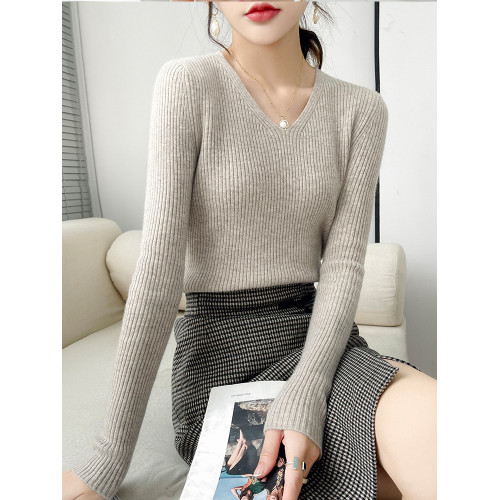 2025秋冬新款低V領針織打底衫女修身顯瘦內搭上衣毛衣時尚配大衣