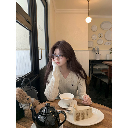 奶白色V領修身刺綉麻花針織衫上衣女秋季高級感套頭長袖內塔毛衣