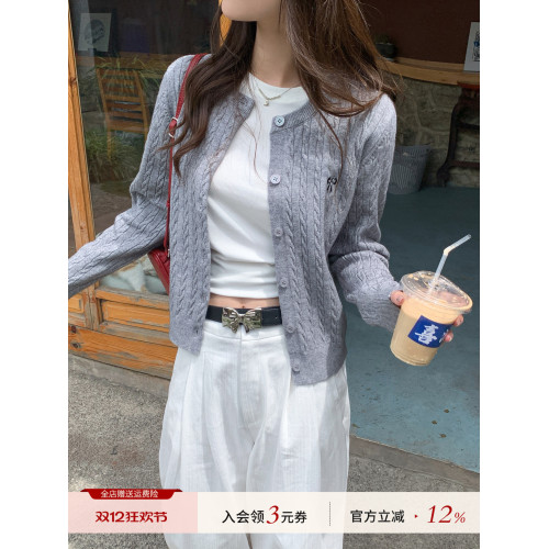 蘇三三 灰色麻花毛衣開衫外套女秋天穿搭2025新款早秋氛圍感上衣 蘇三三 灰色麻花毛衣開衫外套女秋天穿搭2025新款早秋氛圍感上衣