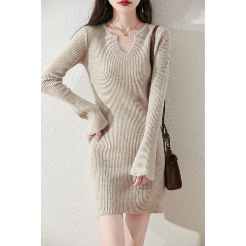 圓v領毛衣連衣裙女秋冬新款中長款羊毛寬松打底裙抽條針織包臀裙