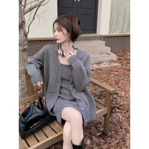 氣質高級感灰色針織開衫吊帶裙女兩件套秋冬新款中長款毛衣套裝女 氣質高級感灰色針織開衫吊帶裙女兩件套秋冬新款中長款毛衣套裝女