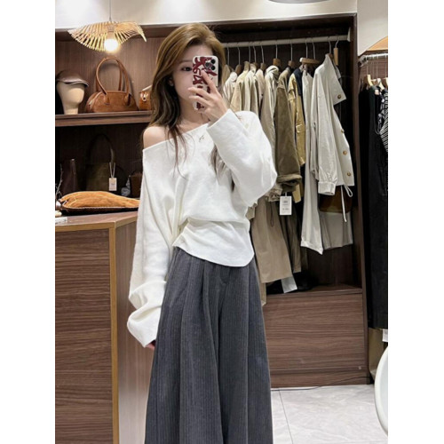 深秋初冬穿搭灰色不規則斜肩毛衣女秋冬季修身露肩收腰針織衫上衣