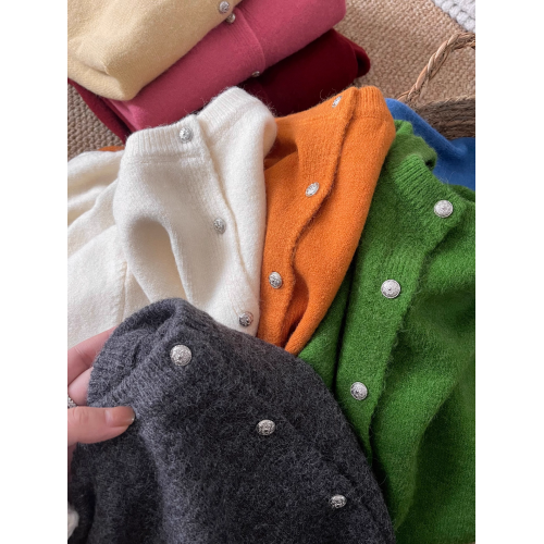 秋冬bi備百搭單品！韓代@e*g 復古小銀釦合身版型針織毛衣外套