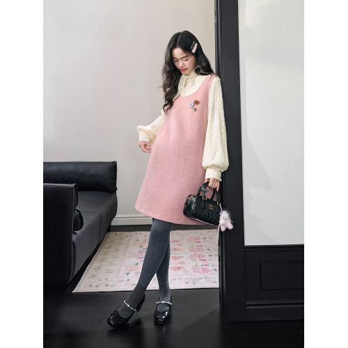 粉色新年氛圍感穿搭背心裙短裙女2026秋冬季新款外塔毛呢連衣裙子