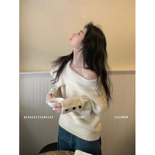 橋在天邊溫柔不規則設計感翻領毛衣女春秋高級氣質一字肩針織上衣 橋在天邊溫柔不規則設計感翻領毛衣女春秋高級氣質一字肩針織上衣