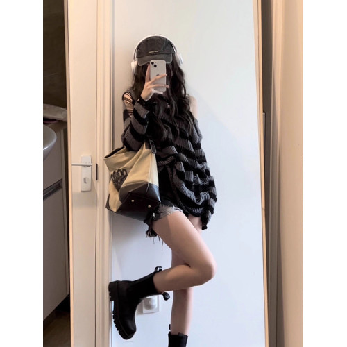 早秋穿搭破洞鏤空條紋毛衣女秋冬韓系慵懶風露肩寬松外搭針織罩衫 早秋穿搭破洞鏤空條紋毛衣女秋冬韓系慵懶風露肩寬松外搭針織罩衫