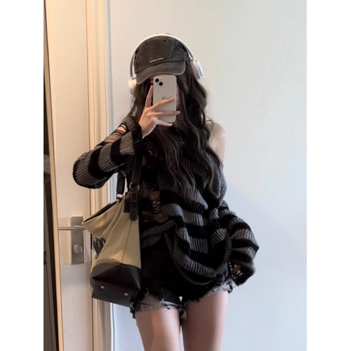 早秋穿搭破洞鏤空條紋毛衣女秋冬韓系慵懶風露肩寬松外搭針織罩衫 早秋穿搭破洞鏤空條紋毛衣女秋冬韓系慵懶風露肩寬松外搭針織罩衫