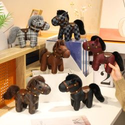 2026馬年吉祥物公仔皮革小馬包包掛件潮流玩偶生肖馬年會活動禮品