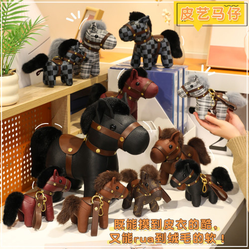 2026馬年吉祥物公仔皮革小馬包包掛件潮流玩偶生肖馬年會活動禮品