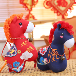 2026馬年吉祥物風生肖老粗布平安四季馬毛絨玩偶年會禮品擺件