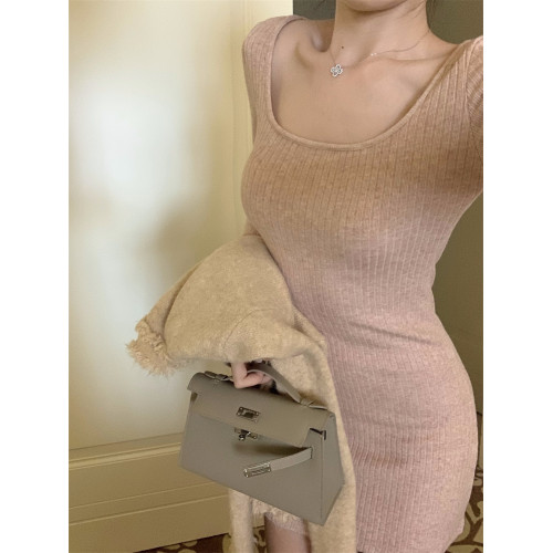 粉色內搭方領喇叭袖針織連衣裙女秋冬季氣質長袖顯瘦打底毛衣短裙