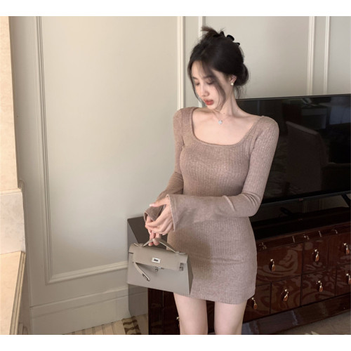 粉色內搭方領喇叭袖針織連衣裙女秋冬季氣質長袖顯瘦打底毛衣短裙