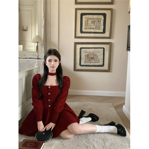 新年戰袍紅色絲絨連衣裙子女秋冬季高級感畱洋千金穿搭生日小禮裙