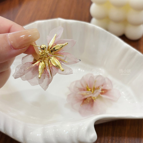 粉色歐根紗花瓣耳環2025新款小衆設計感氣質耳墜超仙度假花朵耳飾