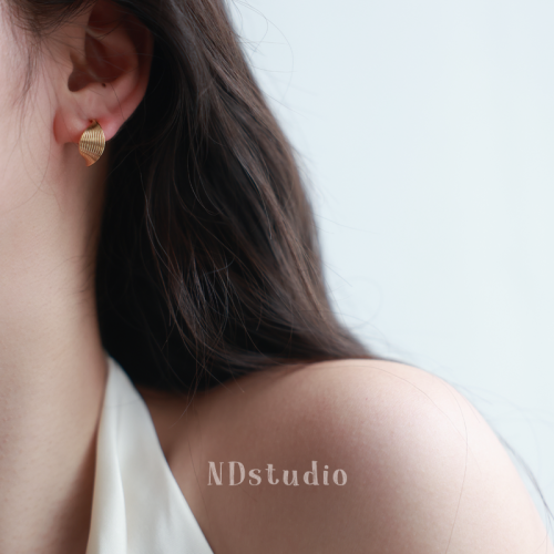 ND＜慵懶星期六＞幾何扭曲C圈蚊香盤耳夾無耳洞高級感輕奢百搭女