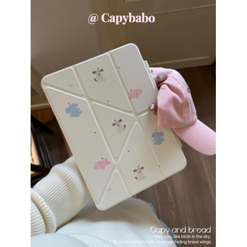 CAPYBABO《玩偶家族》2025新款筆袋原創設計可愛插畫平板iPad殼膚感磁吸適用於ipad789代Air456pro2024mini6