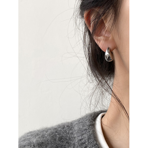 DOUDOUSTORE日韓小巧簡約銀色水滴耳釘日常通勤耳環耳飾女