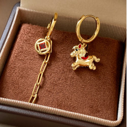 馬上有錢金色小馬錢幣耳環女本命年小衆耳釘不對稱巨好看新年耳飾