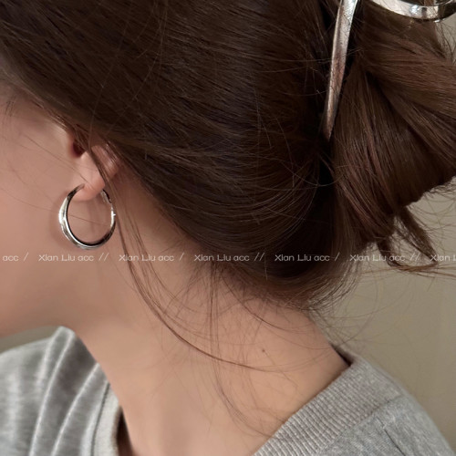 銀色素圈耳環女2025新款爆款輕奢高級感耳圈時尚設計感冷淡風耳飾