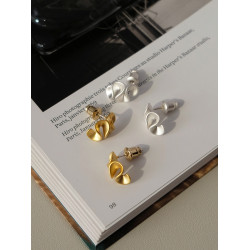 時髦褶皺高級感 法式花朵精緻通勤紐帶氣質小耳釘925銀針啞光耳環