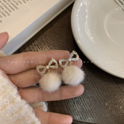 2026新款蝴蝶結毛絨毛球耳釘女小衆高級感可愛耳環甜美獨特耳飾品