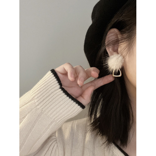「冬日暖調」溫柔氣質大毛球耳環耳釘女蚊香盤耳夾無耳洞秋冬耳飾 「冬日暖調」溫柔氣質大毛球耳環耳釘女蚊香盤耳夾無耳洞秋冬耳飾