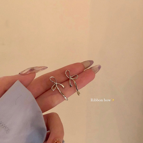 精緻小巧線條蝴蝶結耳環女輕奢高級感耳飾獨特漂亮耳釘無耳洞耳夾 精緻小巧線條蝴蝶結耳環女輕奢高級感耳飾獨特漂亮耳釘無耳洞耳夾