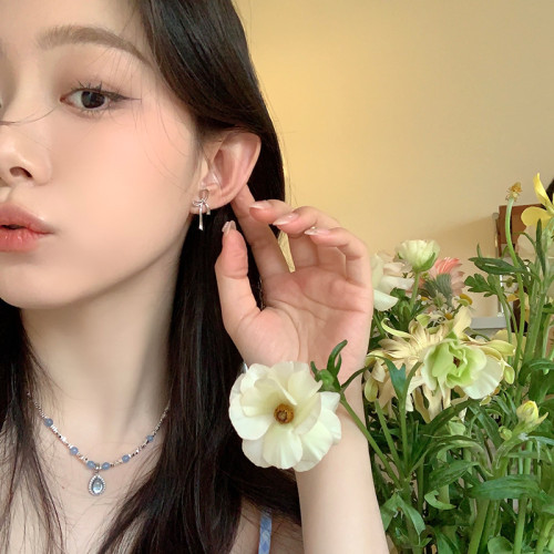 精緻小巧線條蝴蝶結耳環女輕奢高級感耳飾獨特漂亮耳釘無耳洞耳夾 精緻小巧線條蝴蝶結耳環女輕奢高級感耳飾獨特漂亮耳釘無耳洞耳夾