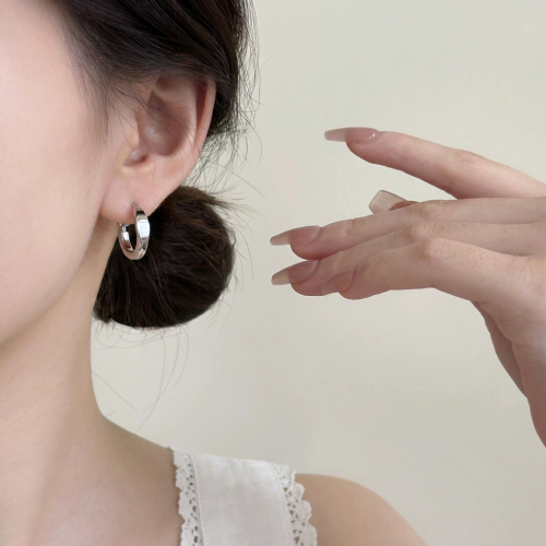 章若楠同款銀色圈圈耳環女新款爆款高級感耳釘2026巨好看素圈耳飾