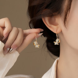 金色珍珠小馬耳環女2026新款爆款高級感耳釘巨好看的小衆獨特耳飾