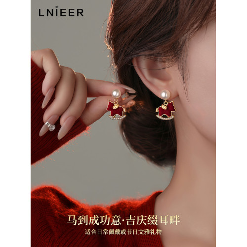 新年紅色絲絨小馬珍珠耳環女2026新年耳釘馬年本命年氣質銀針耳飾