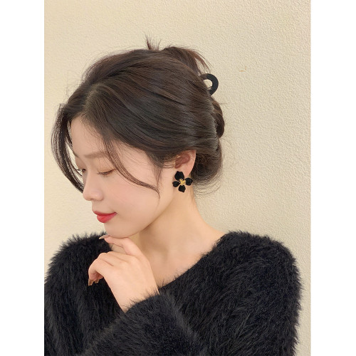 小衆設計感法式輕奢高級氣質黑色花朵耳環女秋冬獨特耳飾2026新款