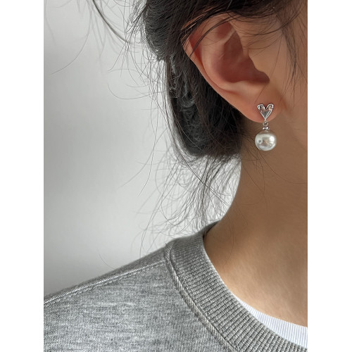DOUDOUSTORE心灰灰高級感銀灰色珍珠愛心耳釘小巧耳環耳飾