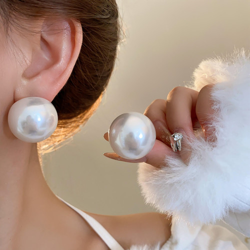 年輕大珍珠耳釘輕奢高級感耳環2025新款爆款圓臉誇張秋冬季耳飾墜