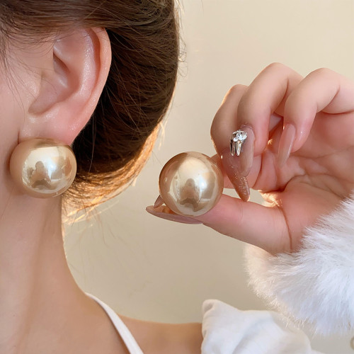 年輕大珍珠耳釘輕奢高級感耳環2025新款爆款圓臉誇張秋冬季耳飾墜