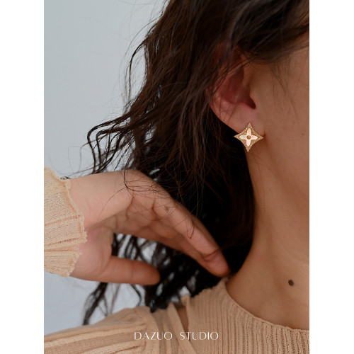 法式小香風金色耳環女輕奢高級感耳飾品貝母不對稱四葉草氣質耳釘