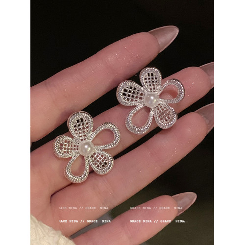 敲百搭!韓系銀色花朵珍珠耳釘女2026新款高級感耳環氣質耳夾耳飾 敲百搭!韓系銀色花朵珍珠耳釘女2026新款高級感耳環氣質耳夾耳飾