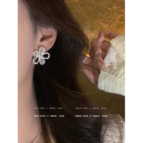 敲百搭!韓系銀色花朵珍珠耳釘女2026新款高級感耳環氣質耳夾耳飾 敲百搭!韓系銀色花朵珍珠耳釘女2026新款高級感耳環氣質耳夾耳飾