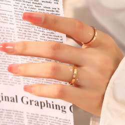 窄版四鑽LOVE戒指碎鑽小衆設計18K玫瑰金小指尾戒輕奢高級感爆款