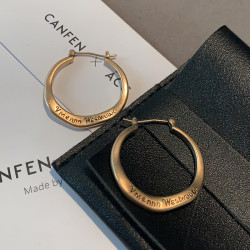 西太後字母金屬耳釦2026新款爆款古銅色耳環輕奢高級感小香風耳飾