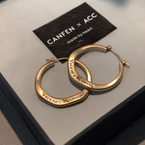 西太後字母金屬耳釦2026新款爆款古銅色耳環輕奢高級感小香風耳飾