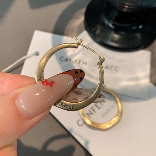 西太後字母金屬耳釦2026新款爆款古銅色耳環輕奢高級感小香風耳飾